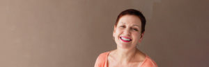 mulher na menopausa sorrindo