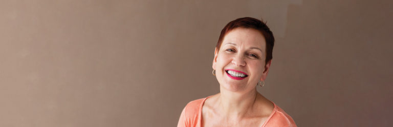 mulher na menopausa sorrindo